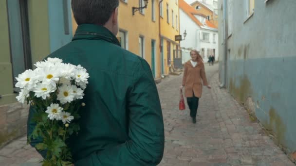 Encontro feliz com flores e beijo — Vídeo de Stock