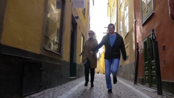 Feliz correr juntos na rua da cidade velha — Vídeo de Stock