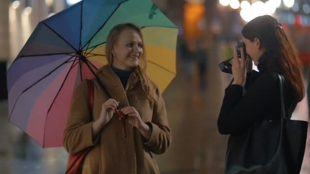 Женщина делает фото друга с ретро-камерой — стоковое видео