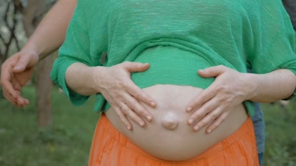 Padres con las manos en el vientre con el niño por nacer — Vídeo de stock