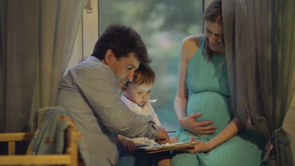 Verenigde familie kijken de Tablet — Stockvideo