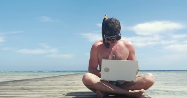 Homem ocupado em Snorkel e máscara com laptop — Vídeo de Stock