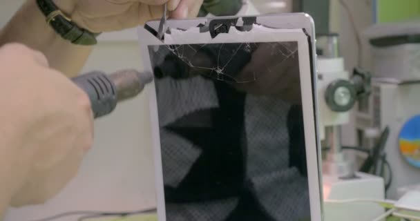 Tablet-PC mit kaputtem Touchscreen im Reparaturservice — Stockvideo