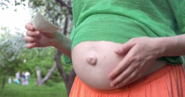 Sonogram Görüntü Tutan Hamile Kadın