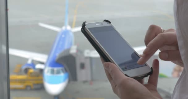 Telefonische Benachrichtigung während des Wartens auf den Flug — Stockvideo