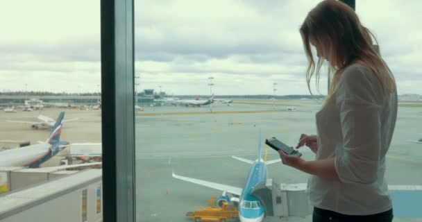 Frau mit Smartphone am Flughafen — Stockvideo