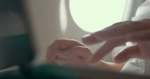 Жінка працює з ноутбуком у літаку — стокове відео