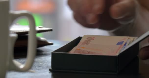 Mujer pagando por la cena en la cafetería — Vídeo de stock