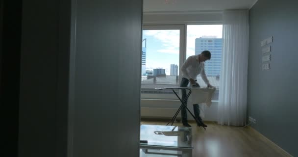 Ο άνθρωπος που σιδερώνει τα ρούχα στο σπίτι — Αρχείο Βίντεο