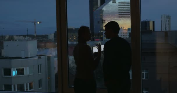 Casal usando almofada e apreciando vista da cidade da noite — Vídeo de Stock