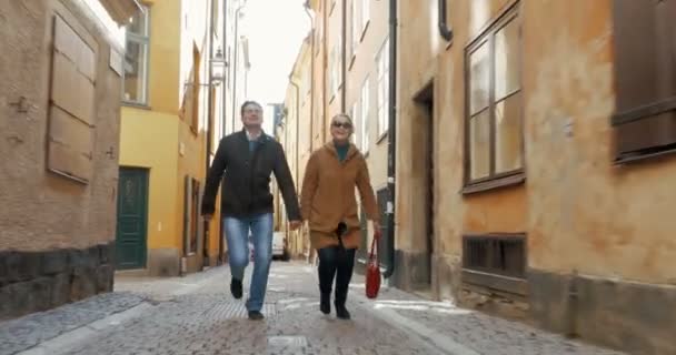 Gelukkig liefhebbend paar running in oude straat — Stockvideo