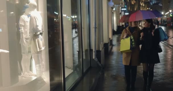 雨の街での夕方のショッピング — ストック動画