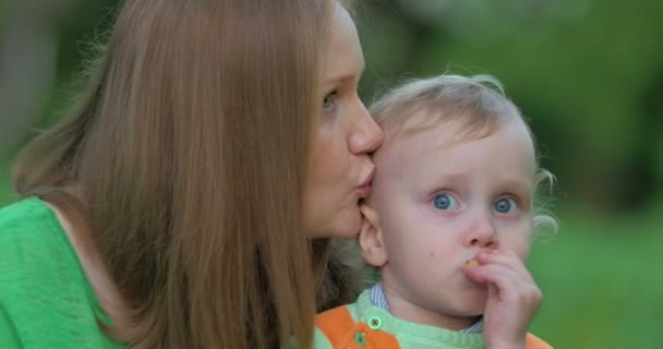 Kochająca matka całuje dziecko — Wideo stockowe