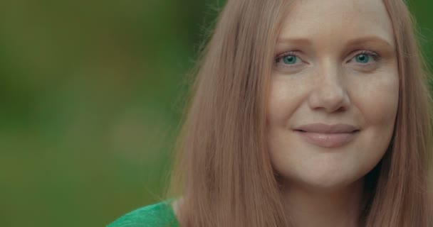 Woman Breaking into Broad Smile — Αρχείο Βίντεο