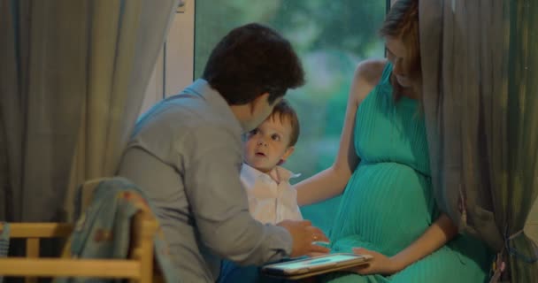 Familie die de avond passeert met Tablet PC — Stockvideo