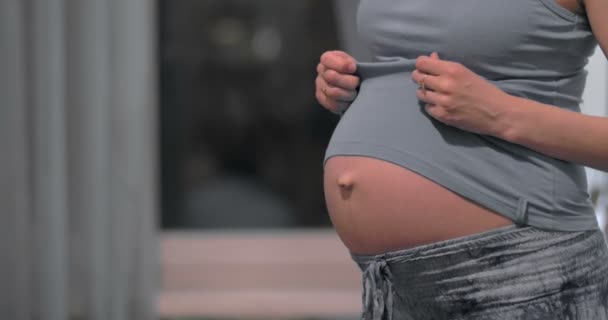 Mulher grávida acariciando e abraçando a barriga — Vídeo de Stock