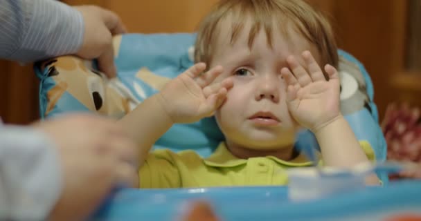 Menino sonolento e cansado jantando com laticínios — Vídeo de Stock