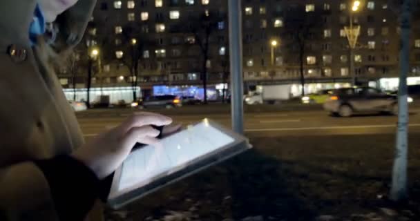 Chiacchierando lungo la strada utilizzando tablet PC — Video Stock