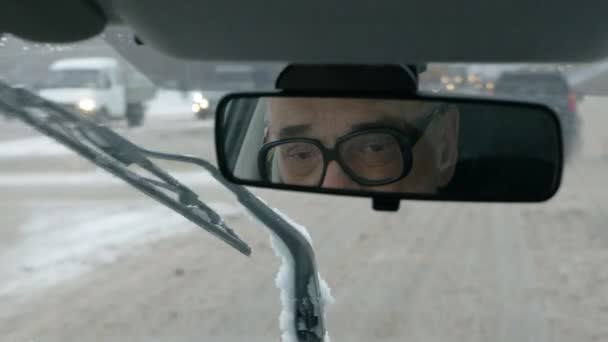 Voyager en voiture en ville un jour d'hiver ennuyeux — Video