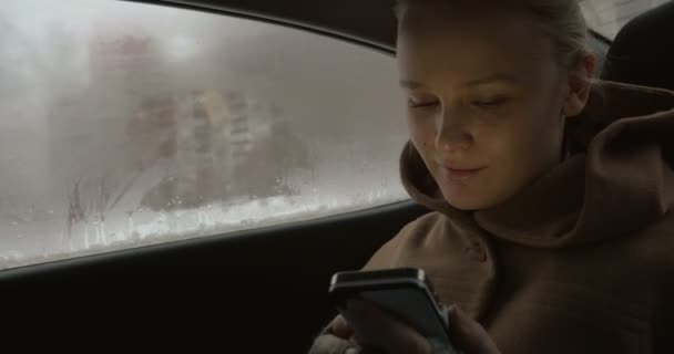 Mujer usando smartphone en el coche — Vídeo de stock