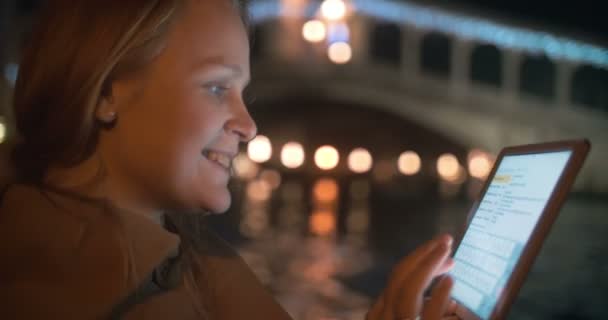 Frau plaudert nachts beim Bootfahren in Venedig auf Pad — Stockvideo