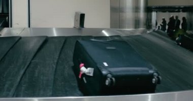 Havaalanında Konveyör bant üzerinde seyahat çantaları