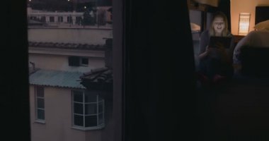 Akşam evde video sohbeti yapan bir kadın.