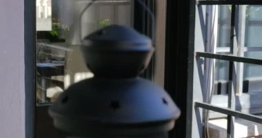 Kadın işaretini kapatmadan açılışa çeviriyor