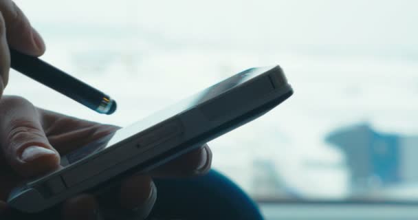 Een pen gebruiken om op smartphone te typen — Stockvideo