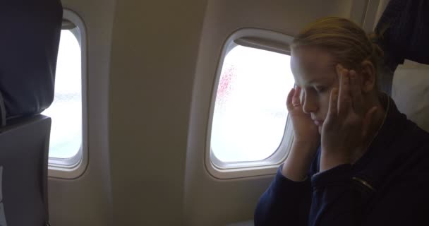 Frau im Flugzeug wird übel — Stockvideo