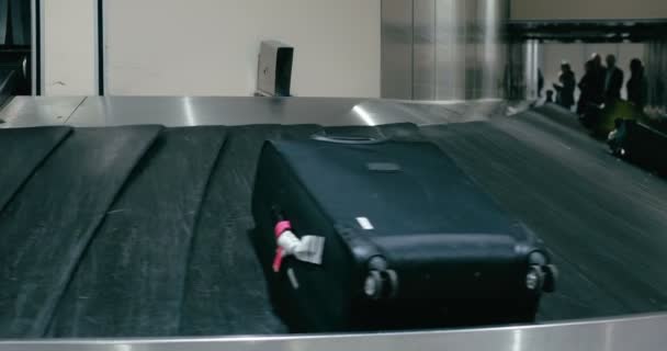 Travel bags on the conveyor belt at airport — Stock Video