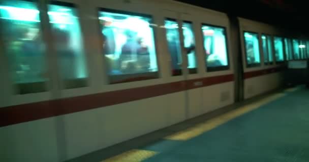 Yeraltı treni geçiyor. — Stok video