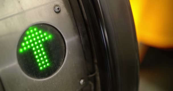 Green arrow indicator on working escalator — Stock Video