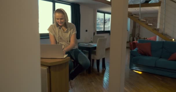 Evde dizüstü bilgisayarda sohbet eden ve çay içen bir kadın. — Stok video