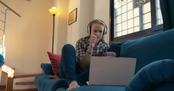 Video chat con un amigo que está a kilómetros de distancia — Vídeos de Stock