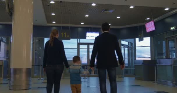 Parents and son in airport terminal — Stock Video