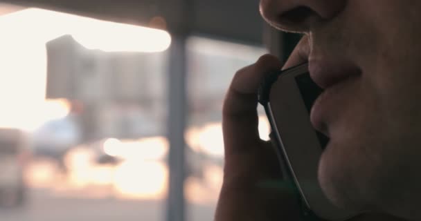 Hij houdt altijd contact tijdens de reis. — Stockvideo