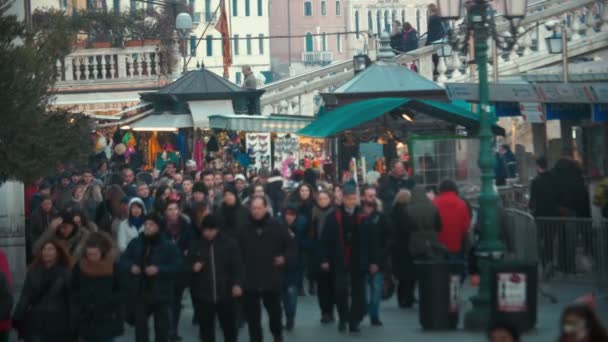 People traffic in Venetian street, Italy — Stock Video