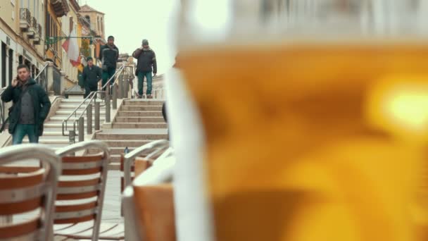 Glas met light bier in outdoor cafe — Stockvideo