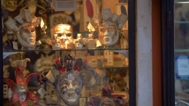 Венеціанські маски у скляному вітрині. — стокове відео