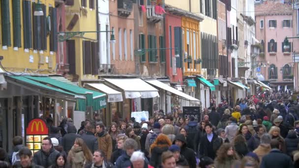 Turystów i obywateli w ruchliwej ulicy wenecki — Wideo stockowe