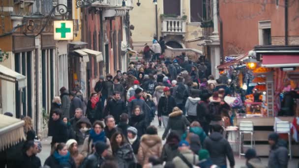 Touristen spazieren mit Imbiss durch die Straße — Stockvideo