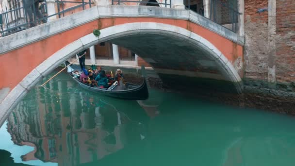 Touristen segeln in Gondeln auf dem Wasserkanal in Venedig, Italien — Stockvideo