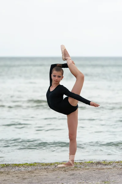 Gymnastka dívka v černém — Stock fotografie