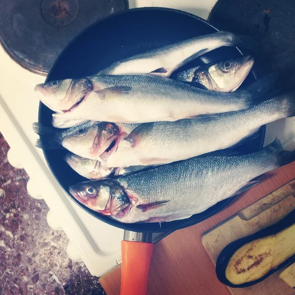 Frischer Fisch in der Pfanne auf dem Tisch — Stockfoto