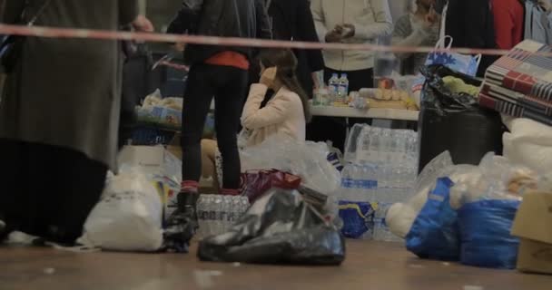 Kopenhag demiryolu İstasyonu noktasında toplama sadaka şeylerde bağışladı — Stok video