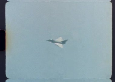 Gökyüzünde uçan ve bankacılık yapan bir askeri uçağın gerçek bir süper 8 mm 'lik filmle çekilmiş bir hava gösterisi sırasında göbeğini gösteren otantik arşiv görüntüleri.