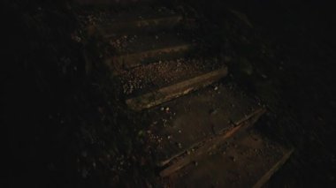 Eskimiş taş merdivenler karanlıkla çevrili ürkütücü Cadılar Bayramı havası yaratıyor.