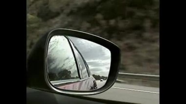 Yan ayna araba ve yolu retro vhs teyp tarzında yansıtır.