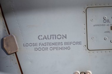 Uçak gövdesi bölümünün yakın plan görüntüleri. Dikkat, şablon ve bakım erişim paneli. Bağlayıcılar ve teftiş işaretleri var.